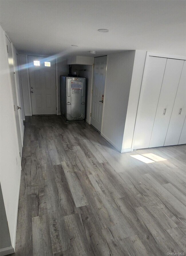 Building Photo - 1524 Express Dr S