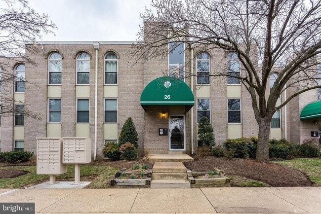 Building Photo - 26 Canterbury Square