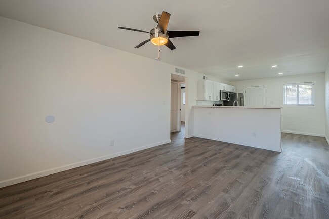 Building Photo - Renovated open floorplan