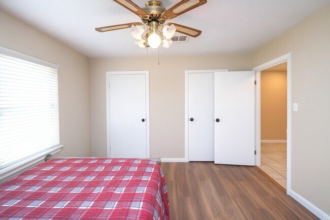 Building Photo - 1424 N Avenue F