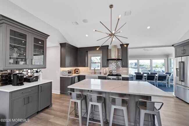 Building Photo - 347 Bay Ln