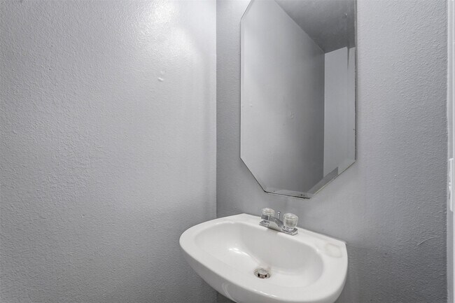 Building Photo - 9322 Eaglewood Glen Tr