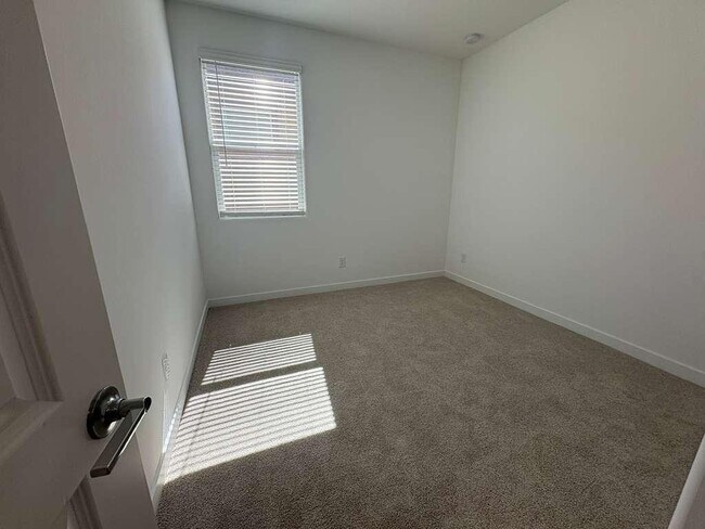 Building Photo - 4738 E Kenneth Ln