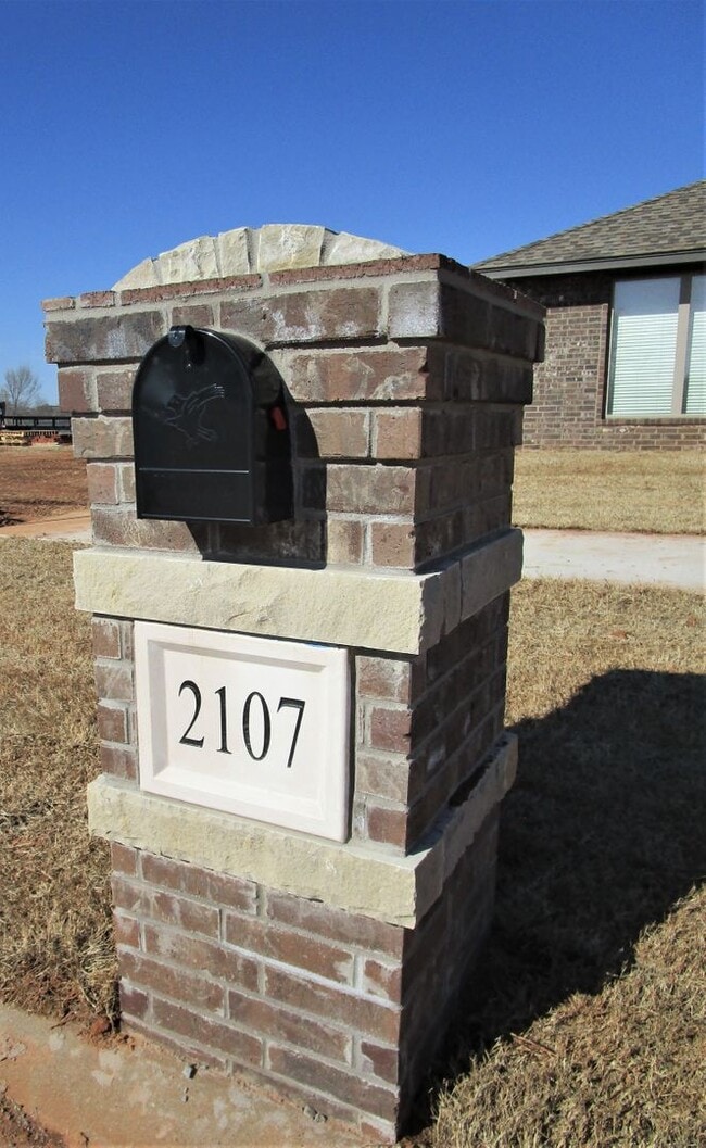 Building Photo - Like New!  3 bedroom 2 bath 2 car garage!