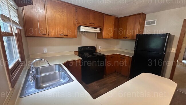 Building Photo - $1195 - 3 bed 1.5 bath - Single Family Home