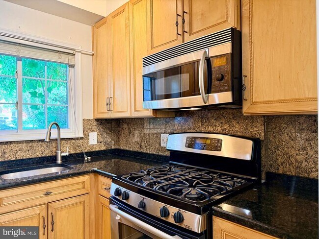 Building Photo - 1628 Ripon Pl