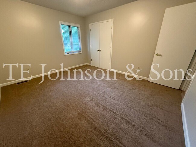 Building Photo - Charming 3 Bedroom Home Near Country Club ...