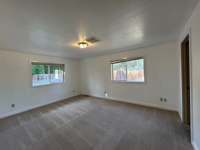 Building Photo - 4 Bedroom / 2 Bathroom Home in SW Redmond