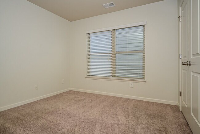 Building Photo - 185 Stillwood Dr