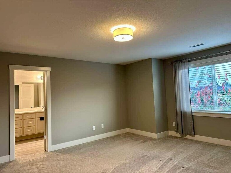 Building Photo - 11805 NE 108th St