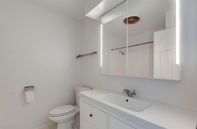 Building Photo - 1304 Loma Dr