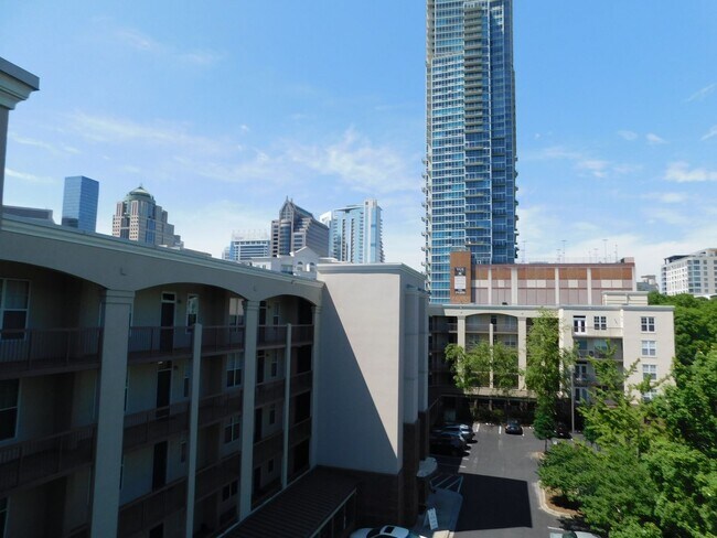 Building Photo - 405 W 7th St