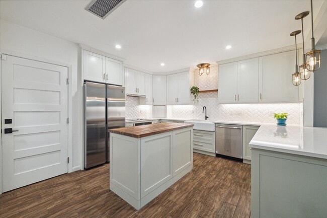 Building Photo - 7922 Woodway Dr