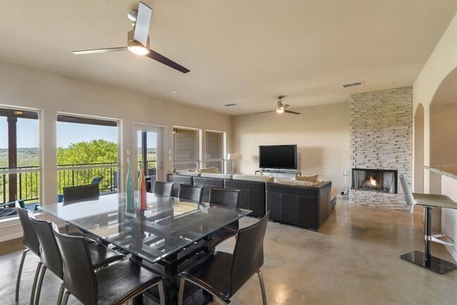 Building Photo - 970 Parkview Dr