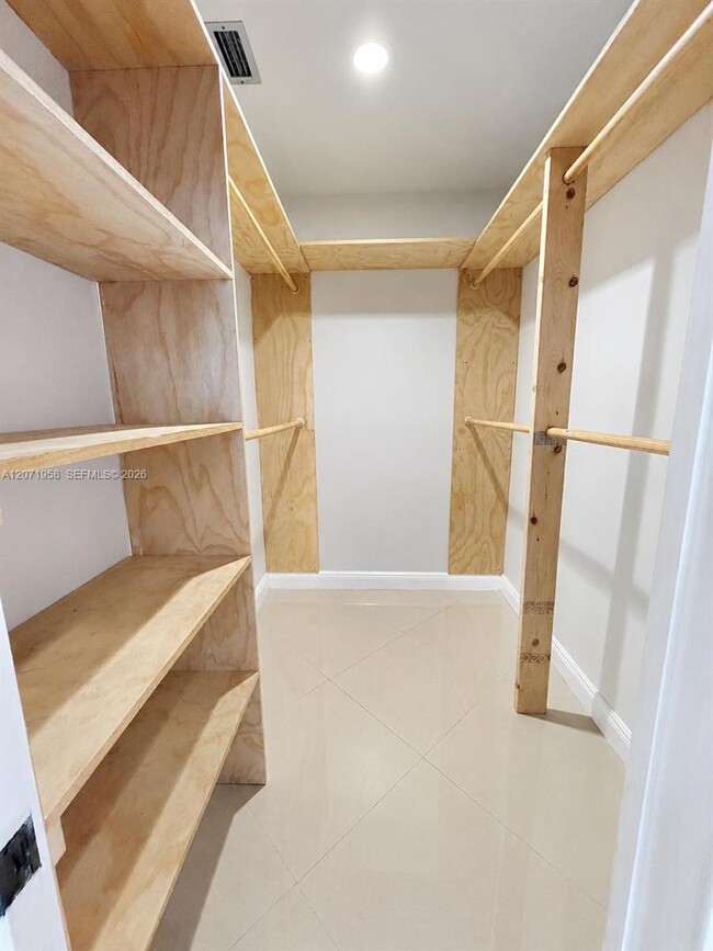 Building Photo - 8142 Silver Palm Ct