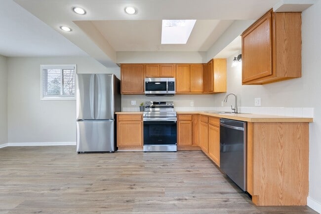 Building Photo - Newly Renovated 2 bedroom apartment - Available Now!