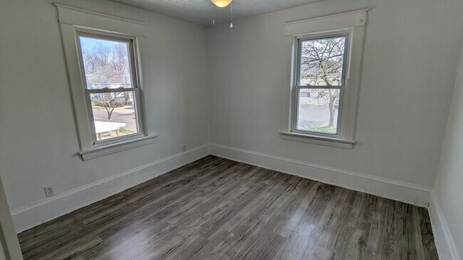 Building Photo - Discover this well-maintained 3-bedroom, 1-bath home in Akron