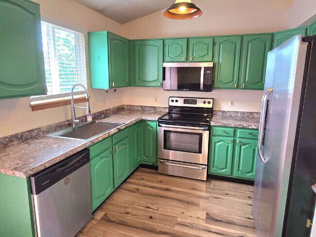 Building Photo - "Charming 4-Bedroom Retreat in Castle Rock with 2.5 Baths, Fenced yard, 2 car attached garage - Y...