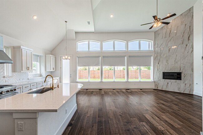 Building Photo - 4878 Limousine Ln