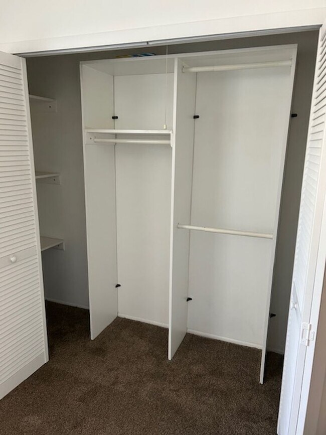 Building Photo - Well maintained 2/2 condo in 55+ community