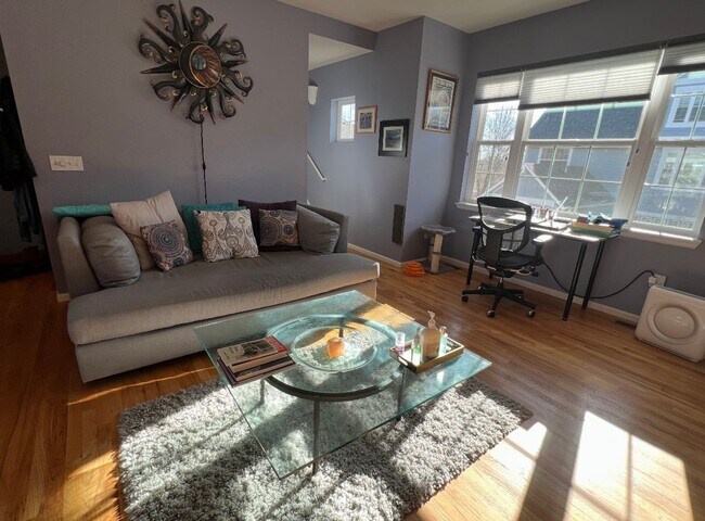 Building Photo - 2 bed 2.5 bath available NOW!