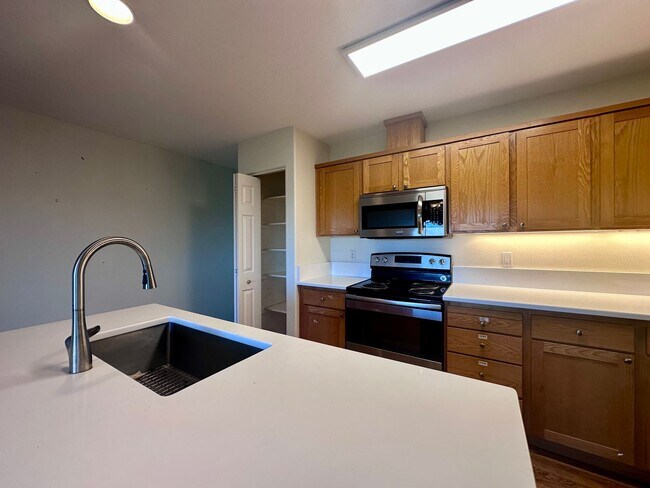 Building Photo - Charming Duplex 3 Bed 2 Bath w/ Double Car Garage and a Beautiful View in Portland!