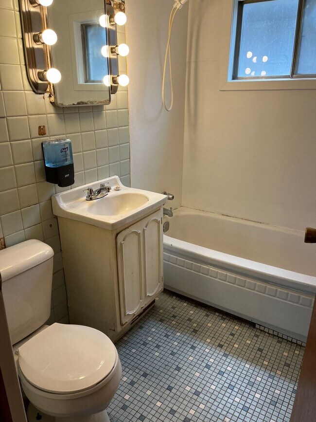 Building Photo - 3 bedroom - 1 bath  $1095/month
