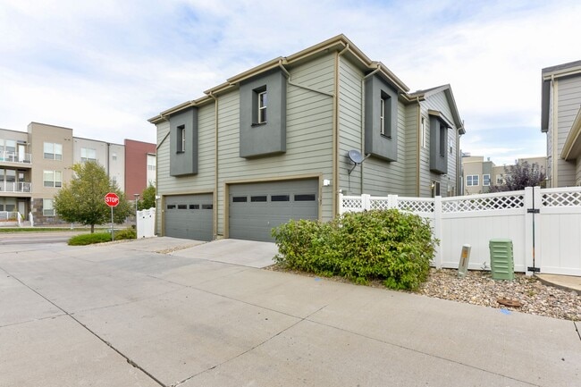 Building Photo - Beautiful 3 bed Uptown Broomfield Townhome...