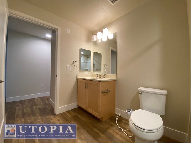 Building Photo - Beautiful 2 Bedroom, 1 Bathroom with a des...