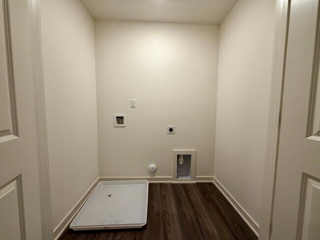 Building Photo - 844 Pine Cone Ln