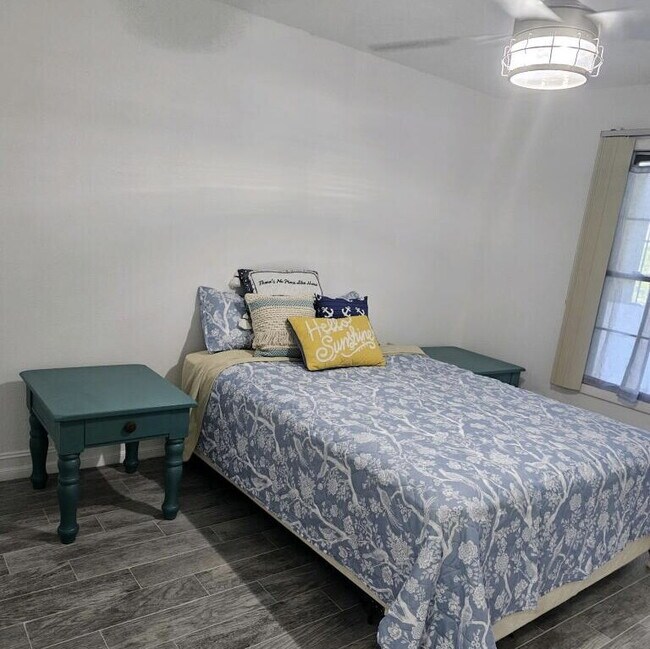 Building Photo - "Discover Coastal Comfort: Spacious 2-Bed,...