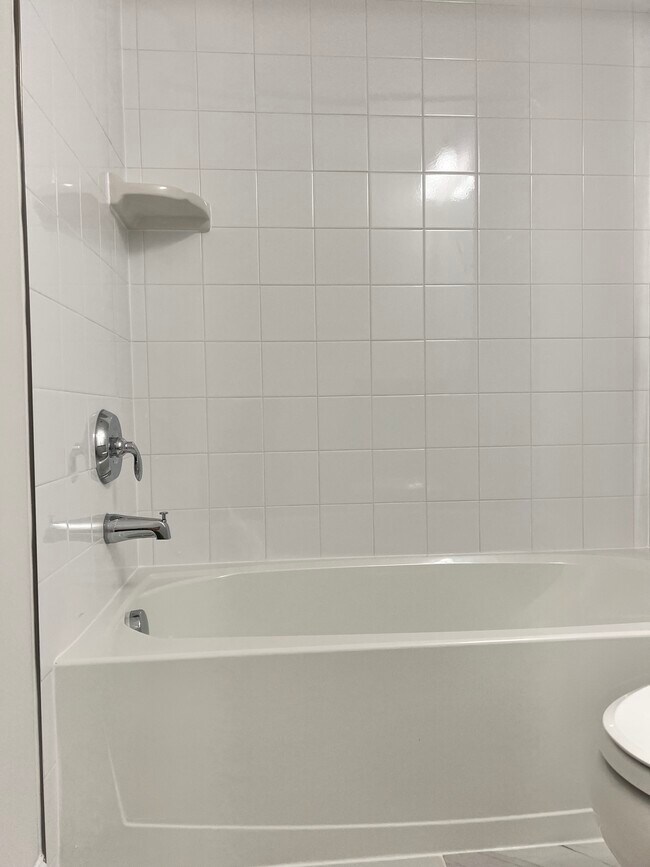 Guest Tub - 4511 Dupree St