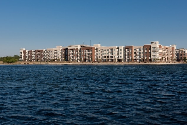 Building Photo - Lakeside Urban Center