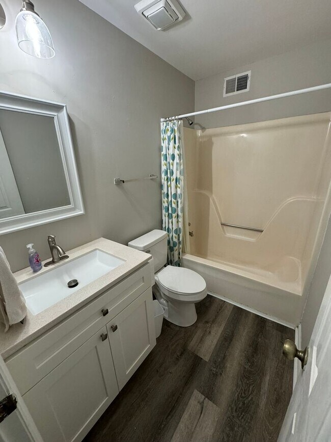 Building Photo - PETS CONDITIONAL + FURNISHED OPTION - Cute Sleepy Hollow Flats-Style Condo!