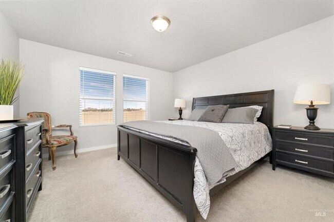 Building Photo - $500 OFF OCTOBER RENT!