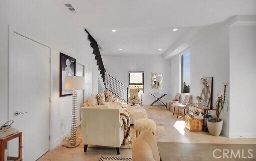 Building Photo - 1223 Larrabee St