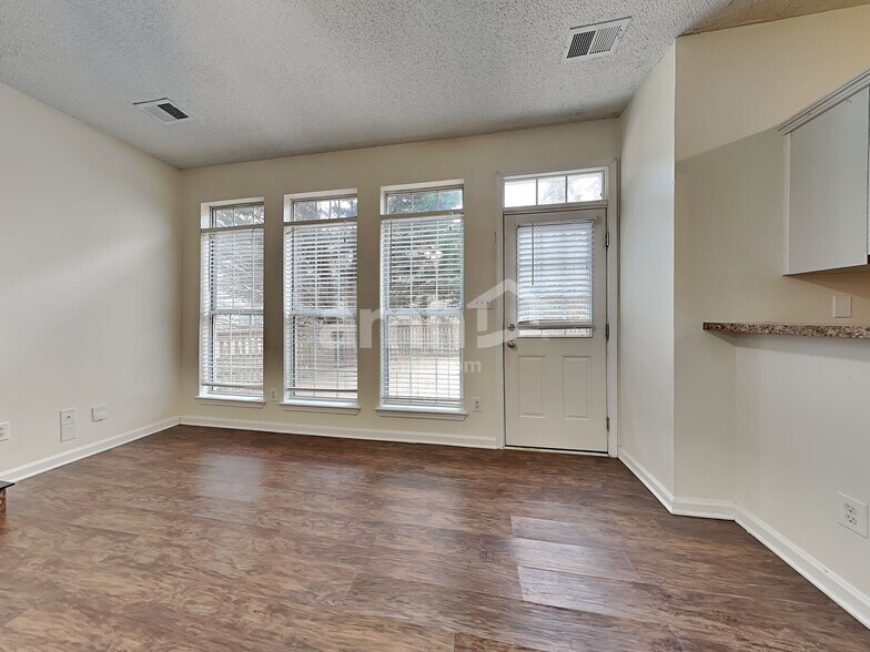 Building Photo - 1617 Oak Knoll Ln