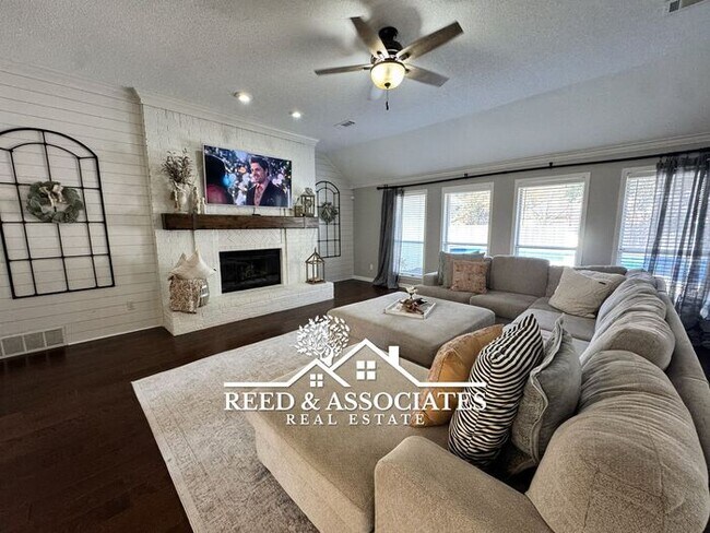 Building Photo - 4 bedrooms plus pool in Collierville!