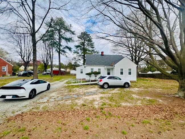 Building Photo - Renovated 3 bdrm/1.5 bath Home with Bonus Room and Dressing Room Located Near Hopkins Rd.