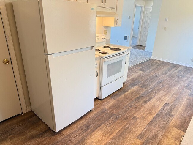 Building Photo - Updated single level 2 bed/1 bath duplex in Springfield!