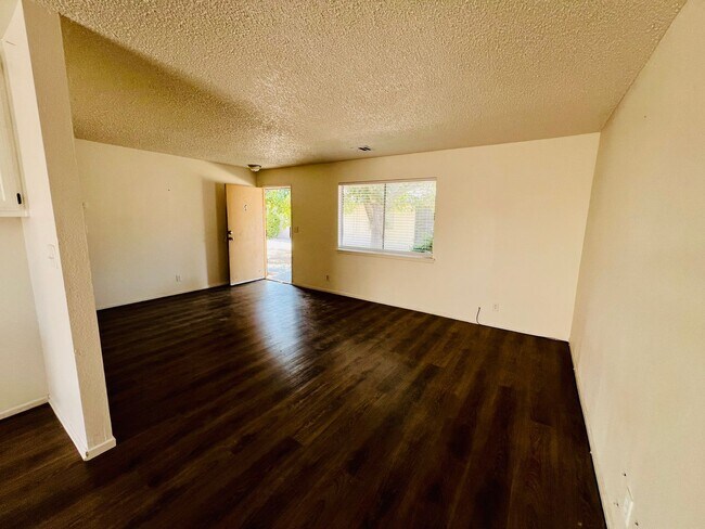 Building Photo - 753