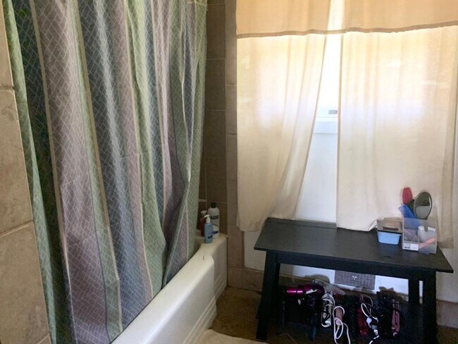 Building Photo - 910 Bungalow Ct