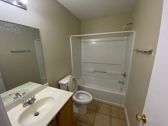 Building Photo - Charming and Spacious Home in a Quiet and ...
