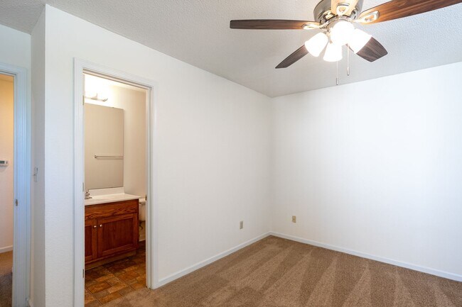 Building Photo - 4302-4304-4304 Cheryl Ct