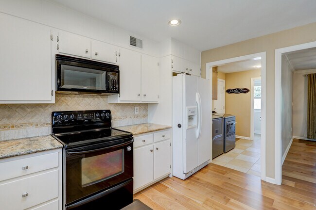 Building Photo - 1827 Larchmont Ln