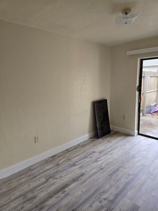 Building Photo - Beautiful 2 bedroom 1 bathroom Single Fami...