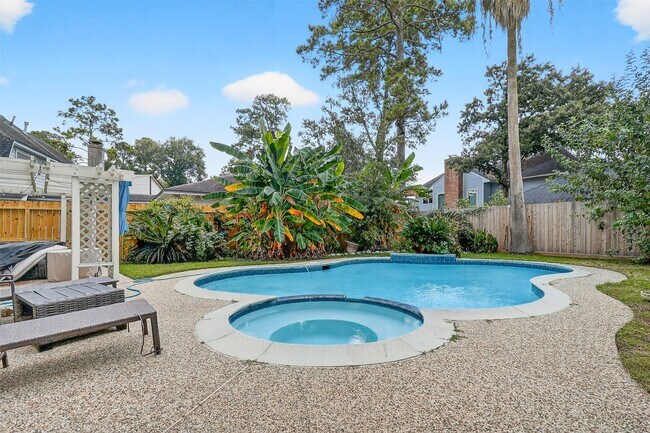 Building Photo - 18307 Forest Elms Dr