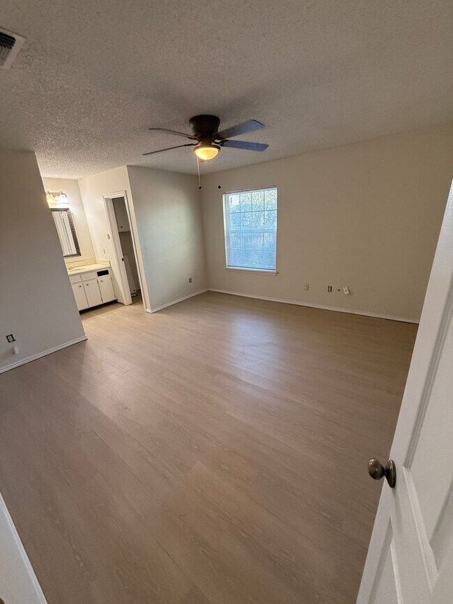 Building Photo - AVAILABLE NOW!! 3/2/2 near west end and LCU