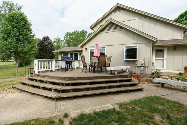 Building Photo - Spacious Duplex in Plainwell