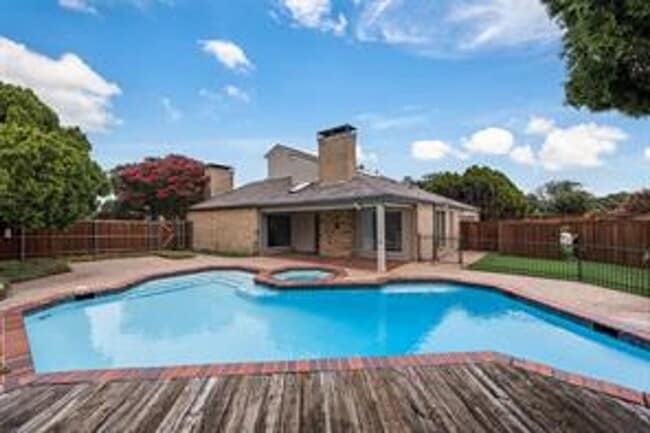 Building Photo - Spacious Plano Home with Swimming Pool!  A must see!